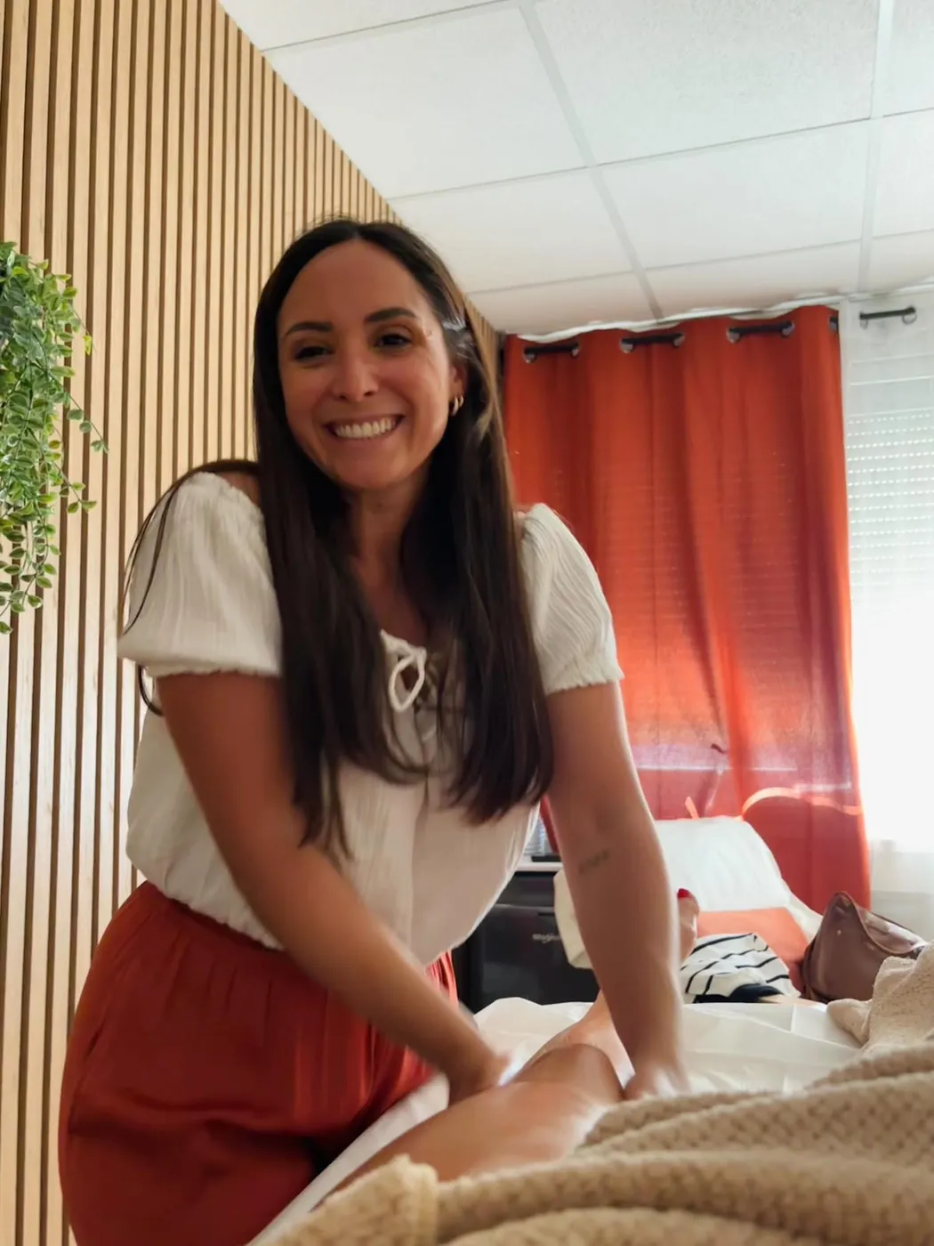 Constance sourit pendant un soin dans son salon de Valence